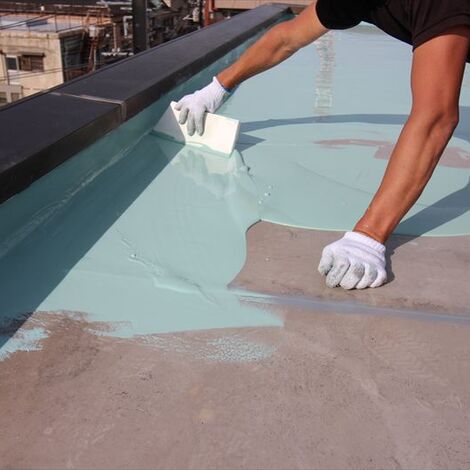 マンションの屋上防水工事を行うスタッフ