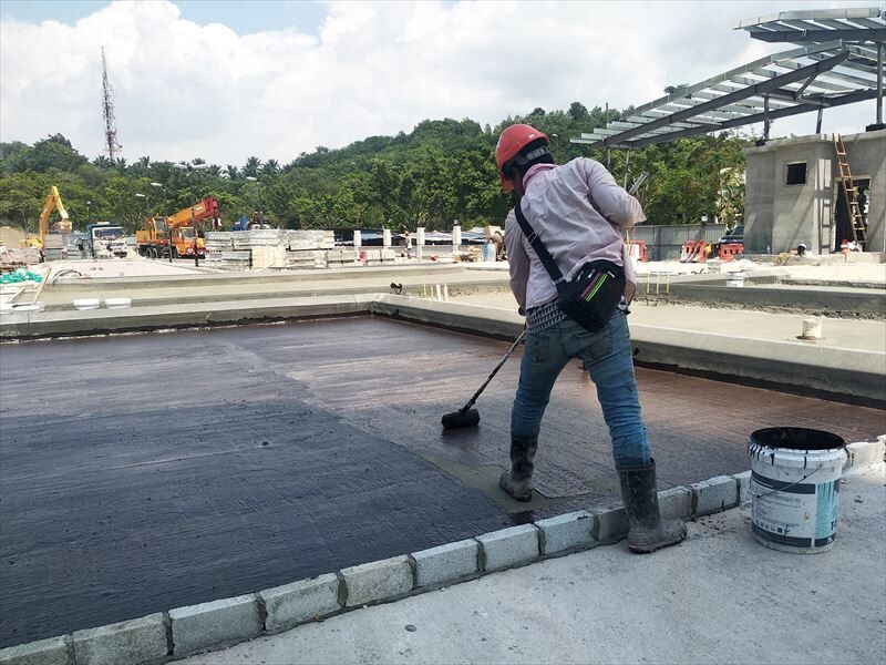 防水工事をするスタッフ