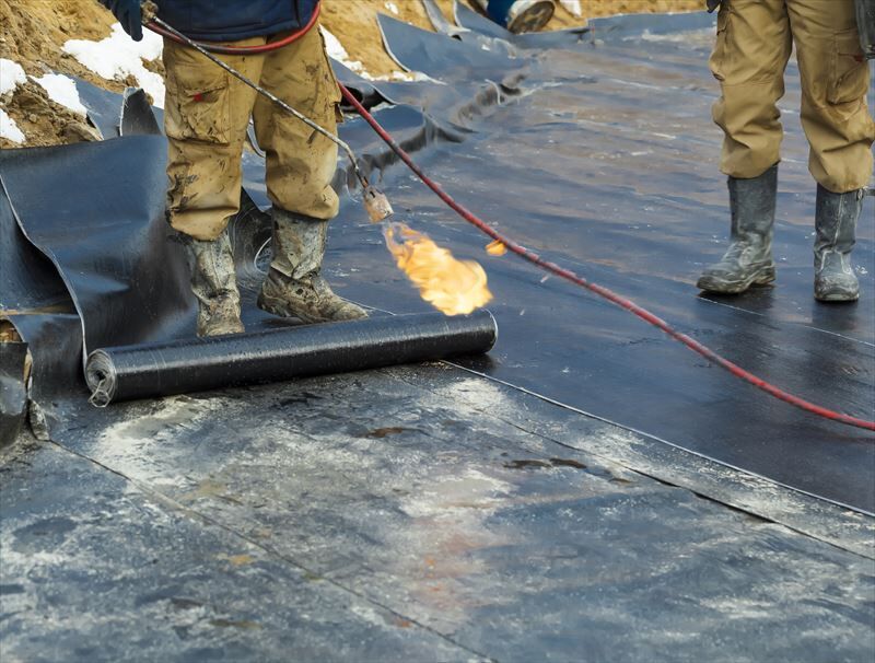 防水工事の施工を行うスタッフ