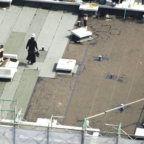 屋上の防水工事風景